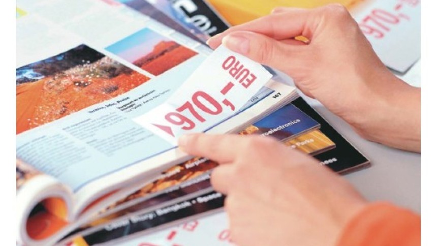 Mâinile unei femei aplicând o etichetă pentru corecții și acoperire peste o imagine