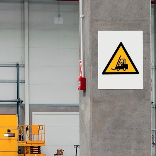 Etichetă de avertizare motostivuitor aplicată pe stâlp