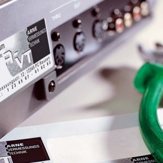 Etichete de marcare aplicată pe un echipament electronic