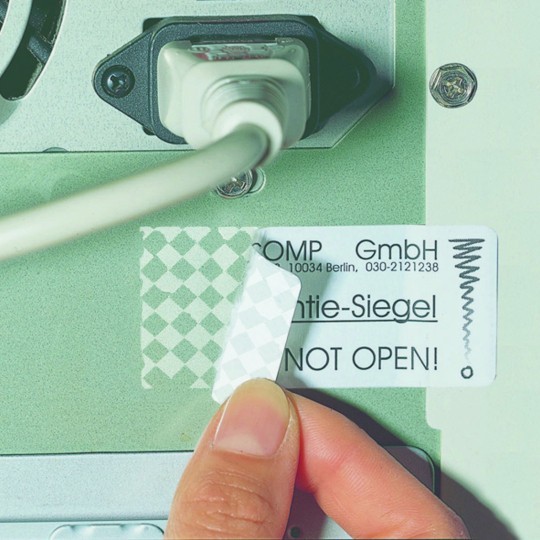 Etichetă de sigiliu aplicată pe un PC