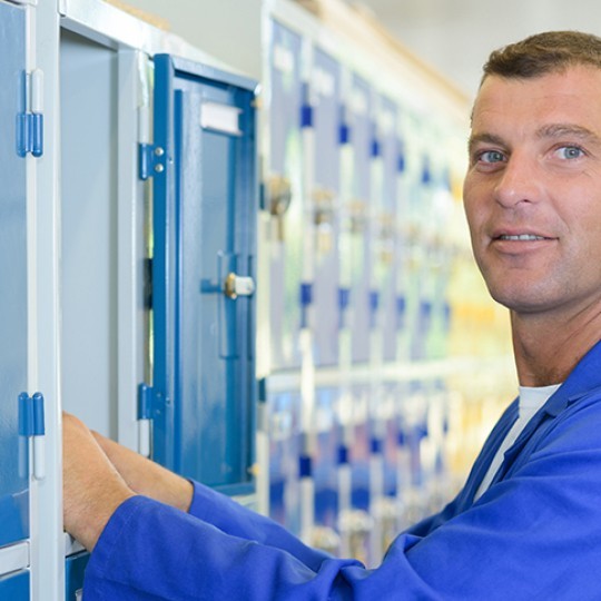 Un bărbat care a deschis un dulap