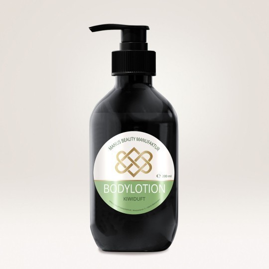 O sticlă de culoare verde închis, cu pompiță, conținând loțiune de corp de la Manus Beauty Manufaktur. Pe eticheta alb cu verde se poate vedea logo-ul mărcii și textul "BODYLOTION Kiwiduft". Fundalul este de o culoare deschisă, uniformă.