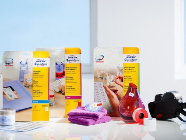 Imagine de ansamblu cu cutii de etichete pentru produse si preturi