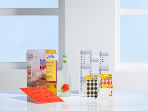 Diverse produse cu etichete de marcare roşu neon