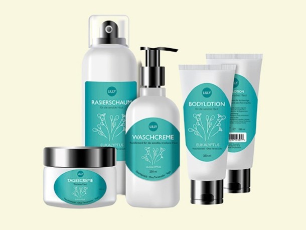 Un grup de cinci produse cosmetice marca "Lilly" cu tematică de eucalipt. Sunt prezentate spumă de ras, cremă de curățare, loțiune de corp și cremă de zi. Toate produsele sunt în ambalaje albe cu etichete turcoaz, pe un fundal de culoare crem.