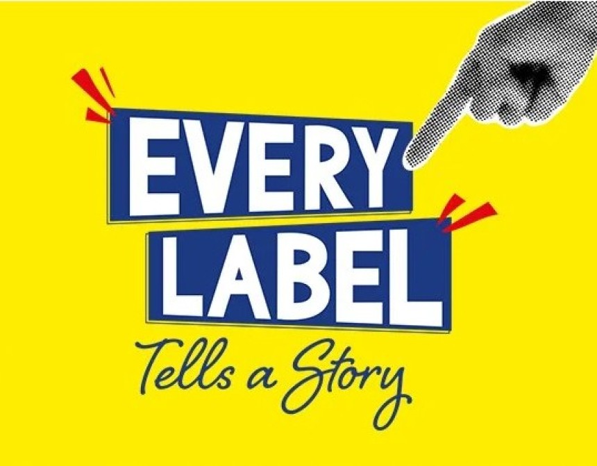 Inscripţie Every Label Tells A Story pe un fundal galben