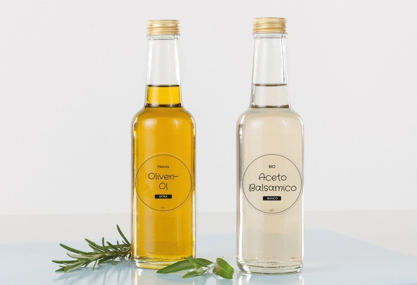 Două sticle de ulei și de cidru cu etichete rotunde transparente