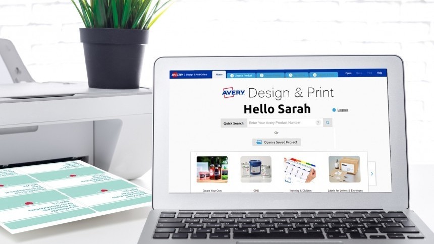 Ecran de laptop cu ecranul de pornire al software-ului de design de etichete Avery Design&Print, cu Hello Sarah scris pe el