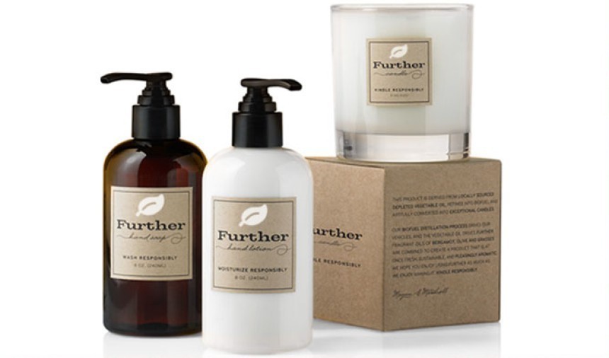 Două sticle de săpun lichid, un săpun și o cutie de cremă cu etichete naturale maro