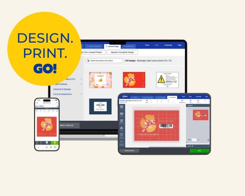 Un colaj care prezintă un software de proiectare a etichetelor pe un laptop, monitor și smartphone. Ecranele afișează procesul de alegere și personalizare a șabloanelor de etichete. Un cerc galben proeminent în colț are inscripția „DESIGN. PRINT. GO!” (PROIECTEAZĂ. IMPRIMĂ. GATA!).