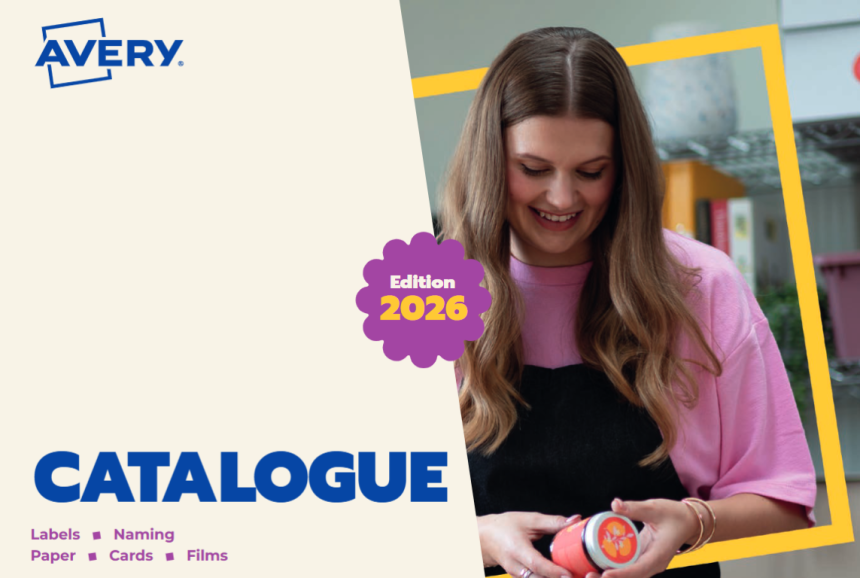 Coperta catalogului Avery, ediția din 2026. În partea stângă, pe un fundal de culoare crem, se află sigla Avery, cuvântul „CATALOG” scris cu litere mari albastre și o listă de categorii: Etichete, Etichete de identificare, Hârtie, Felicitări și Film. În partea dreaptă apare o femeie zâmbitoare, îmbrăcată într-un tricou roz, care ține în mână un produs pe care este lipită o etichetă.