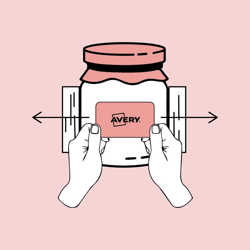 O grafică instrucțională: o mână șterge un borcan alb cu o lavetă roz. În stânga se află o sticlă roz cu simbolul unei picături negre, reprezentând un lichid de curățare a suprafeței înainte de aplicarea etichetei.