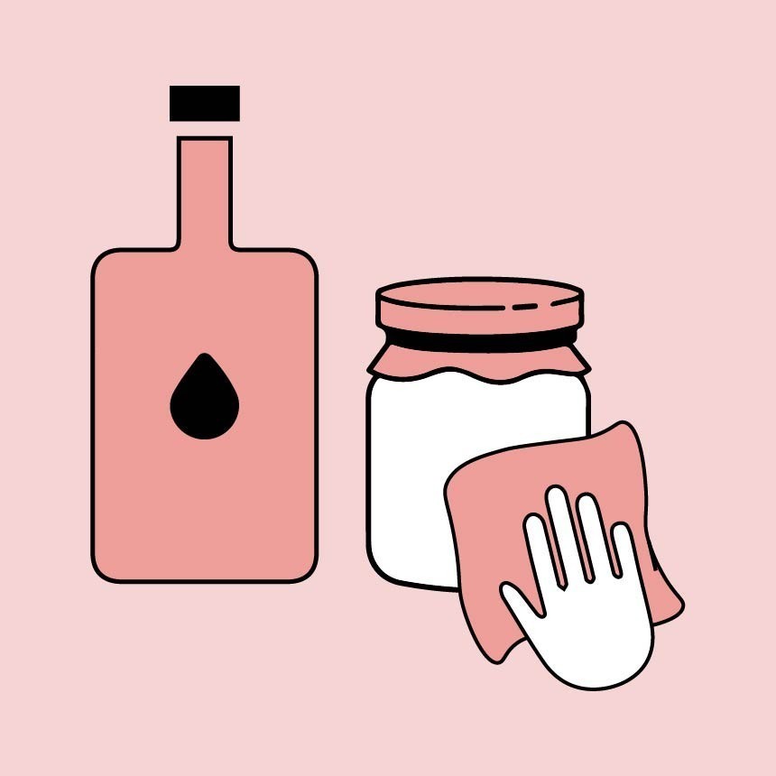 O grafică instrucțională: o mână șterge un borcan alb cu o lavetă roz. În stânga se află o sticlă roz cu simbolul unei picături negre, reprezentând un lichid de curățare a suprafeței înainte de aplicarea etichetei.