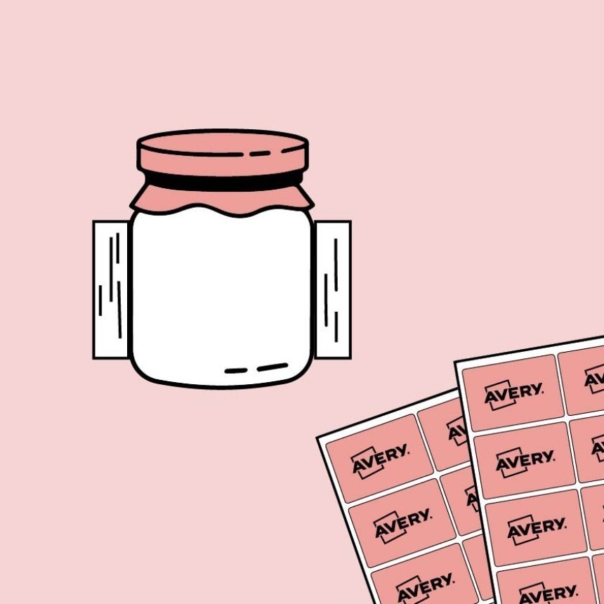O ilustrație ce prezintă un borcan așezat într-un suport pentru aplicarea precisă a etichetelor și, alături, o coală cu etichete roz de la marca "AVERY", gata de utilizare.