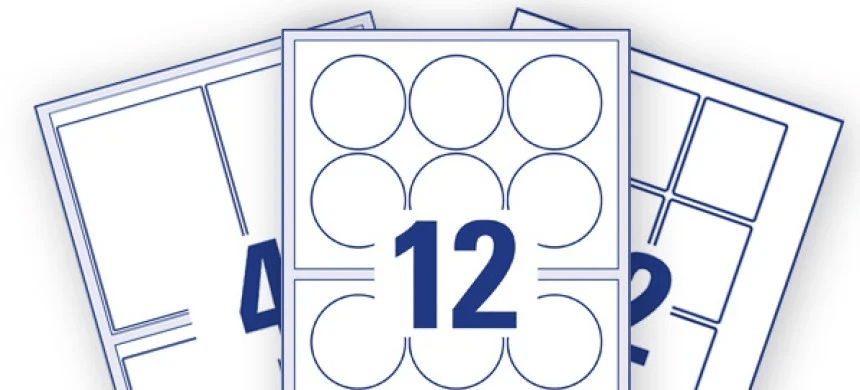 Un grupaj de trei coli de etichete diferite, având în prim-plan o coală cu 12 etichete rotunde și cifra mare 12 în centru.