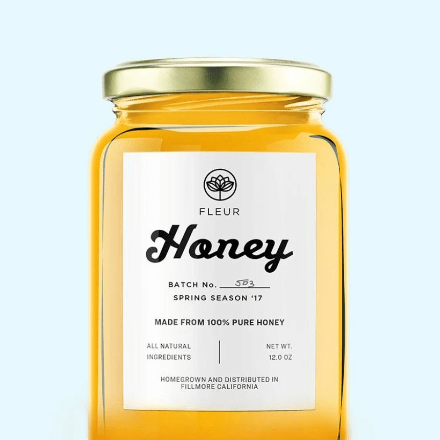 Un borcan de miere marca Fleur, cu o etichetă simplă și modernă, care informează că este miere din sezonul de primăvară 2017.