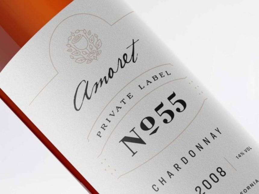 Prim-plan cu eticheta unei sticle de vin Chardonnay "Amaret Private Label Nº55", anul 2008. Eticheta este elegantă, într-un stil minimalist.