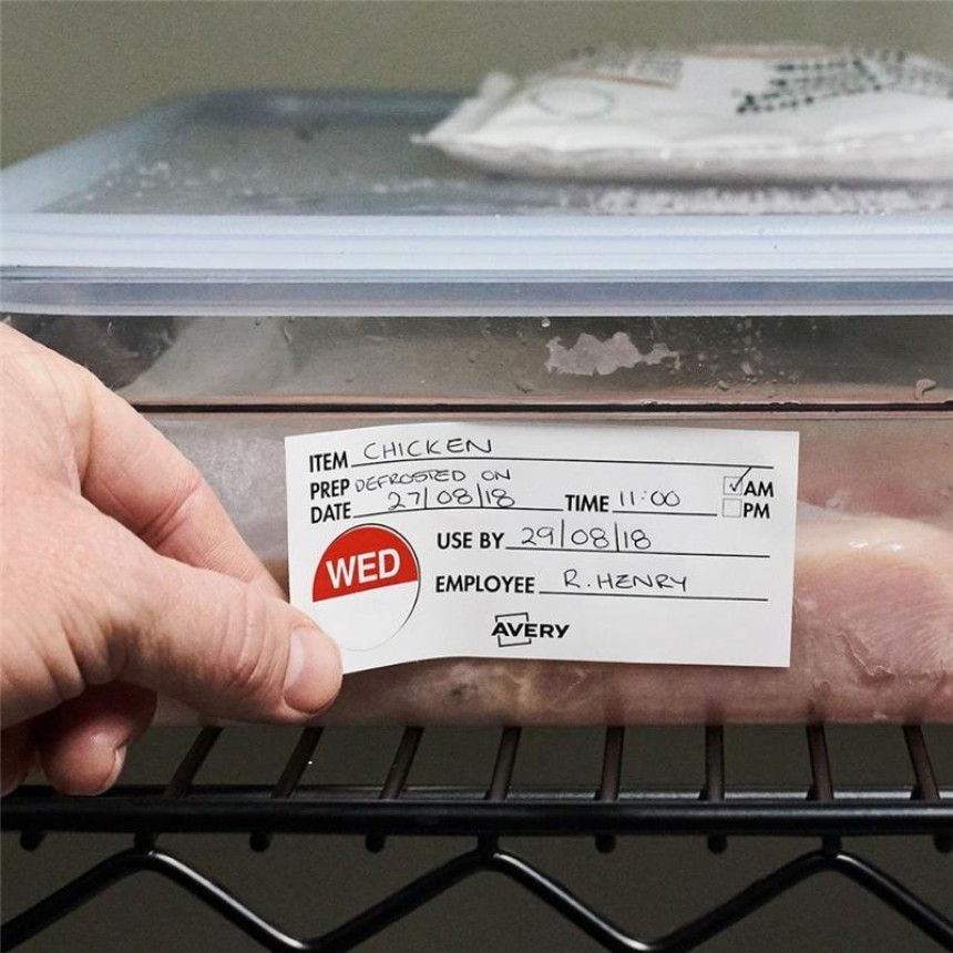 O mână aplică o etichetă de valabilitate Avery pe un recipient cu carne de pui. Eticheta conține următoarele informații: Articol: Pui, Preparare: Decongelat la, Data: 27/08/18, Ora: 11:00, A se utiliza până la: 29/08/18, Angajat: R. Henry. Pe etichetă se află și un autocolant roșu cu inscripția "WED" (Miercuri).