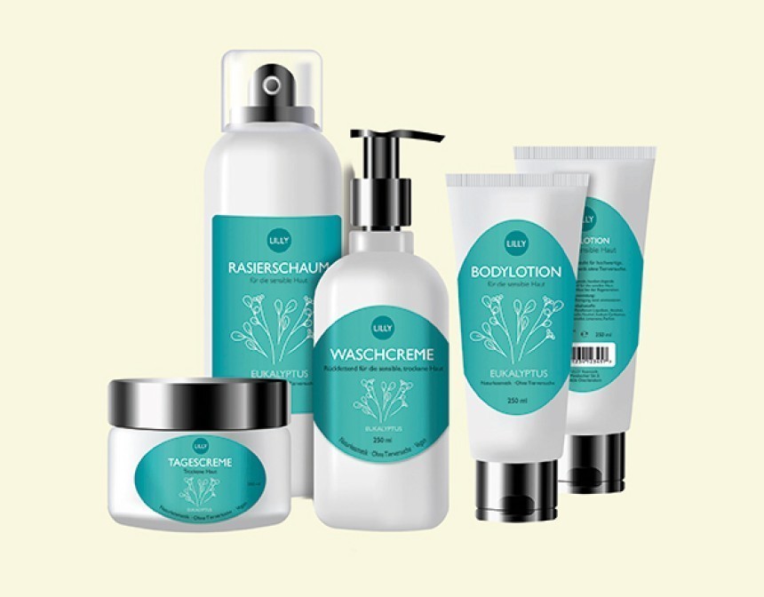 Un grup de cinci produse cosmetice marca "Lilly" cu tematică de eucalipt. Sunt prezentate spumă de ras, cremă de curățare, loțiune de corp și cremă de zi. Toate produsele sunt în ambalaje albe cu etichete turcoaz, pe un fundal de culoare crem.