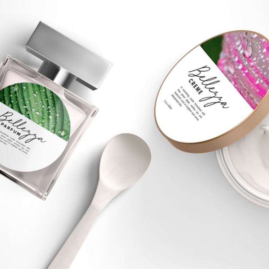 O compoziție cu o sticlă de parfum și un borcan de cremă marca "Bellezza" pe un fundal alb. Eticheta parfumului are un motiv de frunză verde, iar cea a cremei – o floare roz cu picături de rouă.