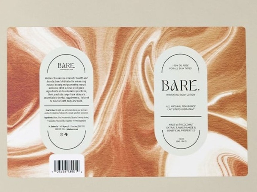 Două etichete ovale pe spatele ambalajului loțiunii de corp "BARE Hydrating Body Lotion". Fundalul are un model asemănător marmurei de culoare maro deschis. Etichetele conțin informații despre produs și ingrediente.