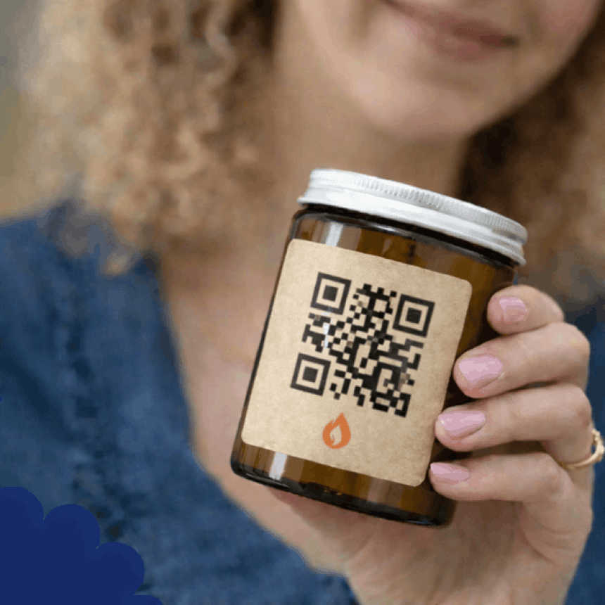 O femeie care ține în mână un borcan de sticlă cu o etichetă pe care se află un cod QR mare și o pictogramă cu o flacără, sugerând că produsul ar putea fi o lumânare.