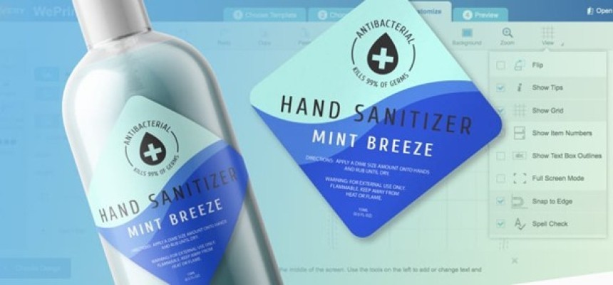 O sticlă de dezinfectant de mâini antibacterian cu eticheta "Hand Sanitizer Mint Breeze" lângă interfața unui program de design grafic în care este proiectată eticheta.