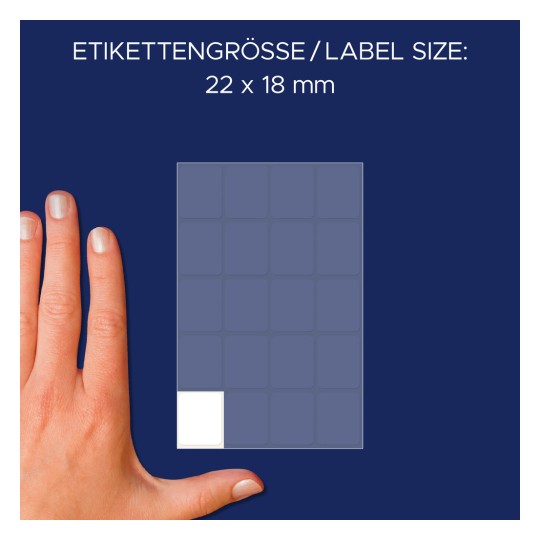 Comparație de dimensiuni cu mâna, Articol: 3043, o coală de etichete multifuncționale, Format: 22 x 18 mm, Culoare: Alb?