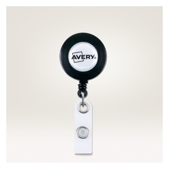 Imaginea arată un suport retractabil pentru ecuson, cu un vârf circular negru pe care este afișat logo-ul Avery și o curea albă cu un buton de prindere pentru atașarea cardurilor de identificare sau ecusoanelor.
