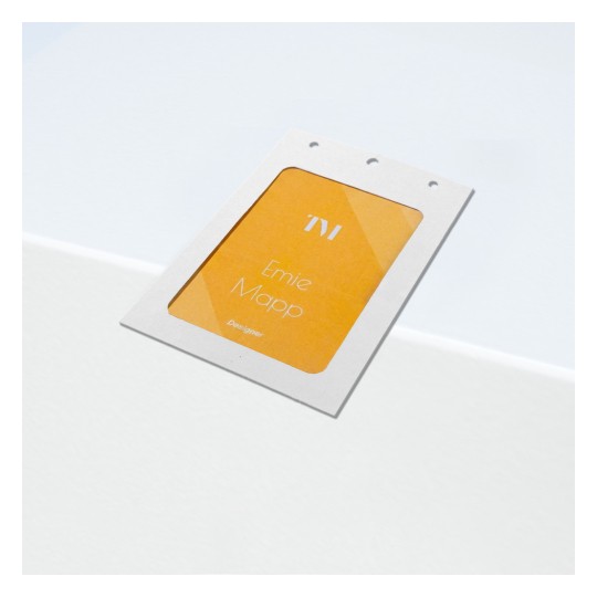 Mâneca albă pentru card cu un card de identitate portocaliu pe care scrie „Emie Mapp” și trei găuri perforate?