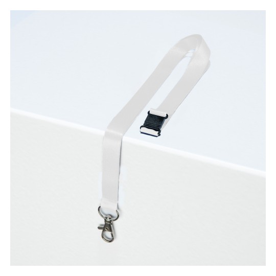 Imaginea prezintă un șnur alb cu o clemă metalică și o cataramă reglabilă neagră, așezat pe o suprafață albă.