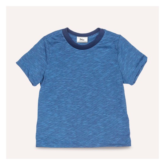 Imaginea afișează un tricou albastru cu mâneci scurte, cu un model texturat și un guler contrastant într-un albastru marin. Este prezentat fără niciun model sau fundal, subliniind designul tricoului.