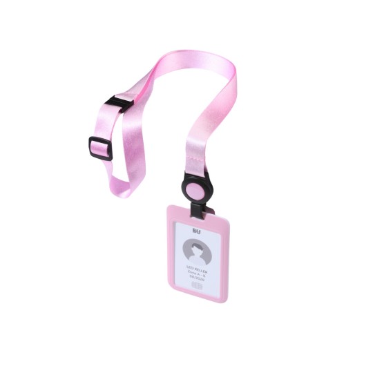 Imaginea arată un lanyard roz cu un ecuson de identificare atașat. Ecusonul conține un nume, o imagine siluetă și o dată.