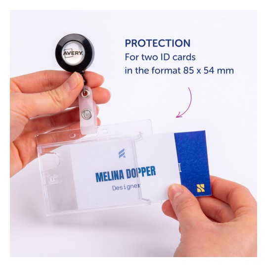 Imaginea arată o mână care ține un suport de carduri de identitate cu două carduri de identitate în interior. Există un suport retractabil de insigne de la Avery, etichetat „PROTECȚIE pentru două carduri de identitate în format 85 x 54 mm.”