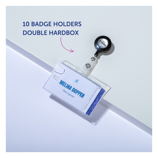 Imaginea arată un suport de ecuson atașat la un tamburel retractabil. Ecusonul citește 'MELINA DOPPER, Designer', iar ambalajul indică faptul că acesta conține 10 suporturi de ecuson într-o cutie dublă rigidă.
