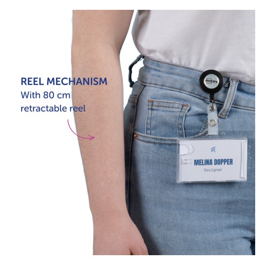 Imaginea arată brațul unei persoane care poartă un suport retractabil pentru insignă. Suportul este atașat de o etichetă cu numele care scrie 'MELINA DOPPER, Designer,' evidențiind caracteristica sa retractabilă de 80 cm.