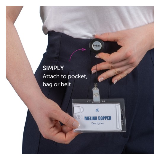 Imaginea arată o persoană fixând un suport de ecuson pe îmbrăcăminte, ilustrând utilizarea acestuia cu instrucțiuni despre cum să fie atașat la un buzunar, geantă sau curea.