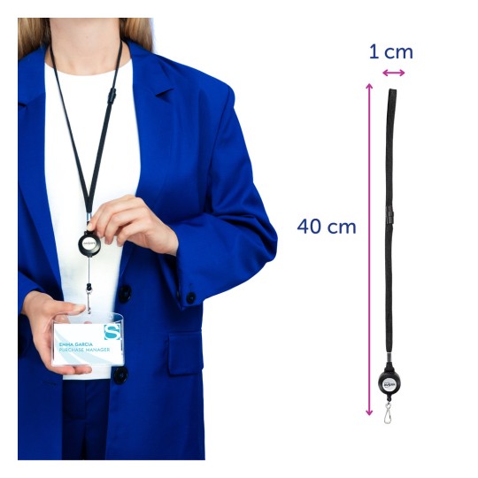 Imaginea prezintă o femeie într-un sacou albastru, ținând un suport retractabil pentru ecuson, atașat la un șnur. Ecusonul afișează un nume și un titlu. Dimensiunile suportului sunt indicate lângă acesta.