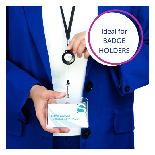 Imaginea arată o persoană în costum albastru ținând un suport pentru ecuson care conține o etichetă cu numele. Ecusonul este atașat la un tambur retractabil pe care scrie 'Avery,' cu textul 'Ideal pentru suporturi de ecuson' într-un grafic circular în partea dreaptă sus.