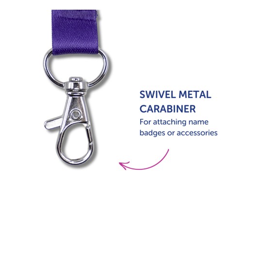 Imaginea arată un carabinier metalic rotativ atașat de o curea violetă, utilizat pentru prinderea ecusoanelor sau accesoriilor.