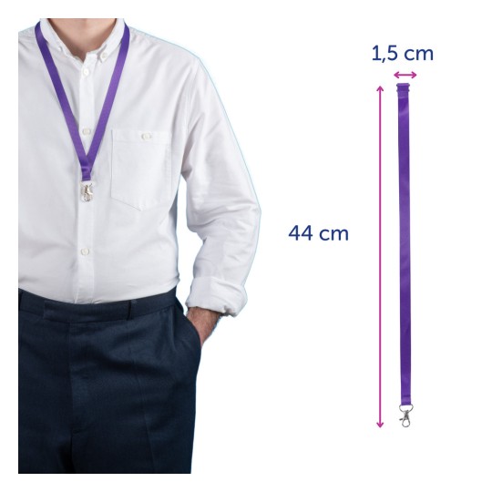Imaginea prezintă o persoană care poartă o cămașă albă și pantaloni bleumarin, având un lanyard mov cu un clip atașat. Dimensiunile lanyardului sunt, de asemenea, furnizate, indicând că acesta are 44 cm lungime și 1,5 cm lățime.