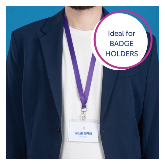 Imaginea prezintă o persoană purtând un sacou bleumarin și un tricou alb. Un suport pentru ecuson cu numele 'Melvin Dopper' și titlul 'Designer' este atârnat în jurul gâtului, prins de un șnur mov. Fundalul este albastru și există un grafic cu textul 'Ideal pentru SUPORTURI DE ECUSON.'