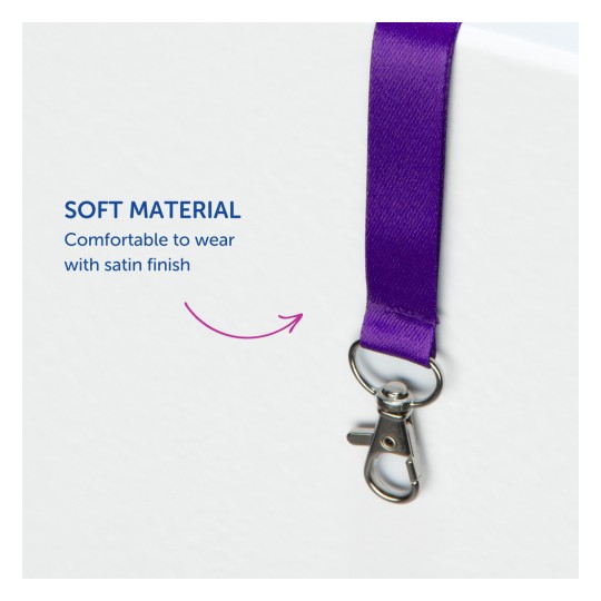 Imaginea prezintă un șnur de satin mov cu un clips de metal, evidențiind materialul său moale și purtarea confortabilă.