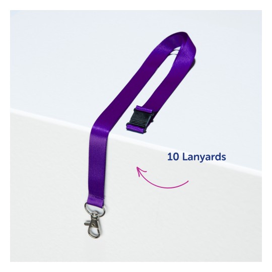 Imaginea prezintă un lanyard mov cu un clips, așezat pe o suprafață albă. Textul indică faptul că sunt 10 lanyarde.
