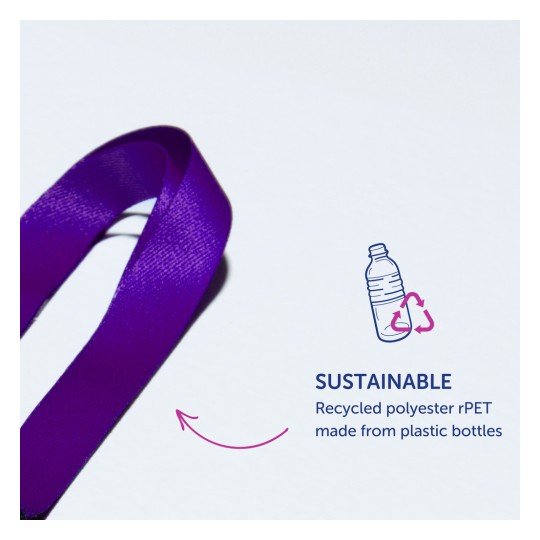 Imaginea prezintă o panglică mov cu o descriere text care subliniază materialul său sustenabil, indicând că este fabricat din poliester reciclat rPET provenit din sticle de plastic.
