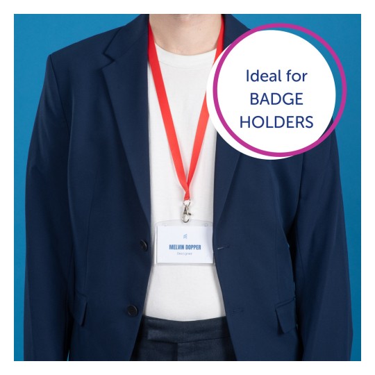Imaginea arată o persoană care poartă un sacou bleumarin cu o cămașă albă dedesubt. Aceasta are un șnur roșu în jurul gâtului care ține un ecuson pe care scrie 'MELVIN DOPPER, Designer.' Fundalul este de culoare albastră solidă. Un bule de text sugerează că acest articol este 'Ideal pentru PURTĂTORII DE ECUSOANE.'