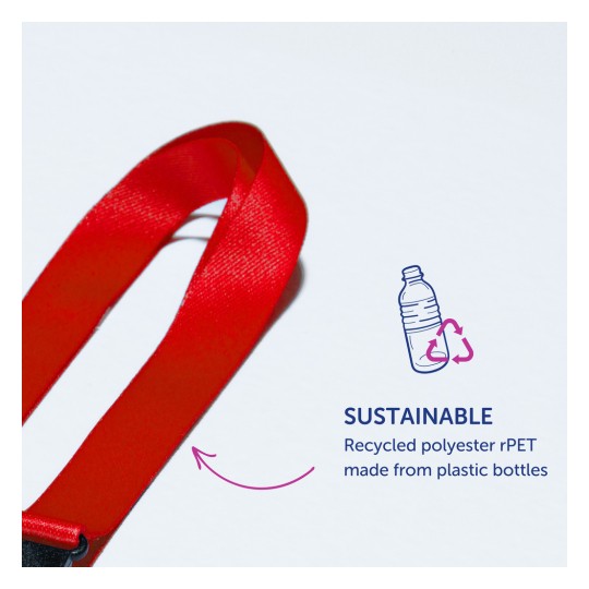 Imaginea prezintă o panglică roșie etichetată ca „Sustenabilă”, realizată din poliester reciclat rPET derivat din sticle de plastic. Aceasta subliniază ecologia și reciclarea.