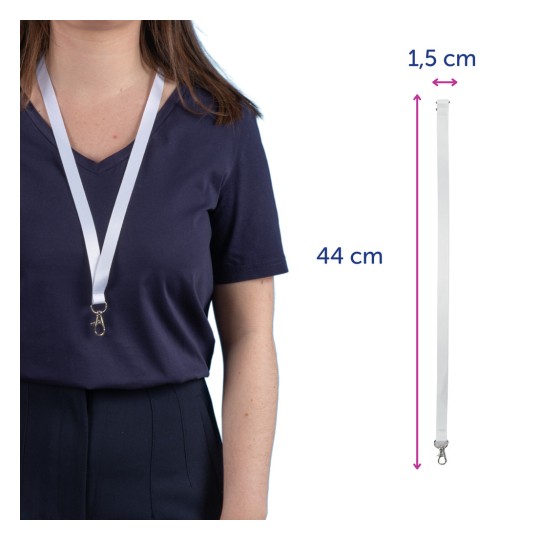 Imaginea prezintă o persoană purtând un tricou de culoare închisă cu un șnur alb în jurul gâtului. Șnurul are dimensiunile indicate: 44 cm în lungime și 1,5 cm în lățime, împreună cu un clips la capăt.