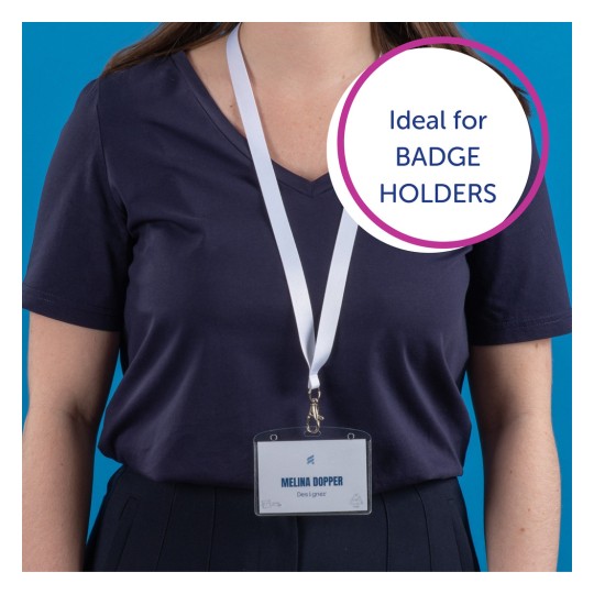 Imaginea arată o persoană îmbrăcată într-o cămașă albastru marin cu un suport de ecuson în jurul gâtului. Ecusonul afișează numele 'Melina Dopper' și rolul 'Designer'. Există, de asemenea, un grafic care spune 'Ideal pentru SUPORTURI DE ECUSOANE.'