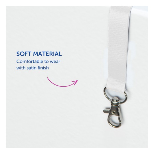 Imaginea prezintă un prim-plan al unei bretele din satin alb cu un clips metalic, evidențiind textul care descrie materialul ca fiind moale și confortabil de purtat, cu un finisaj satinat.